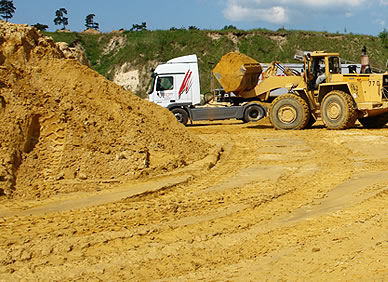 Verkauf: Verladen von Sand in Meensen