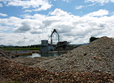 Bagger auf Kiessee in Rosdorf 