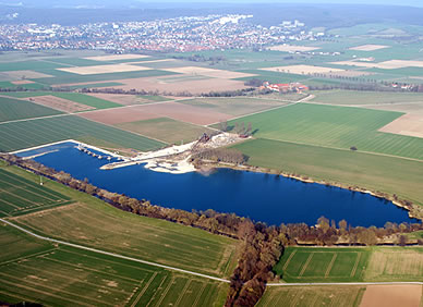 Die Förderbandanlage vom Tiefengreifer zum Land ist auf Pontons gelagert.