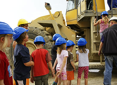 Kinder klettern auf den großen Radlade