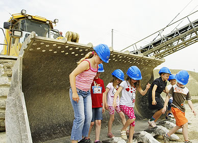 Kinder auf der Radlader-Schaufel