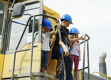 Kinder auf dem Radlader