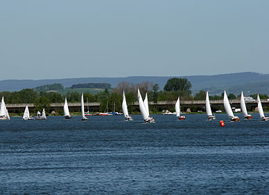 Hafen, Restaurant und Vereinsgebäude am Nordufer des Freizeitsees in Northeim