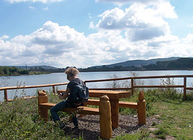 Bänke und Tische am Ende des Seerundwegs