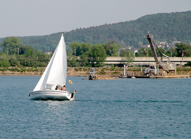 Segelboot in unmittelbarer Nähe des Tiefengreifers