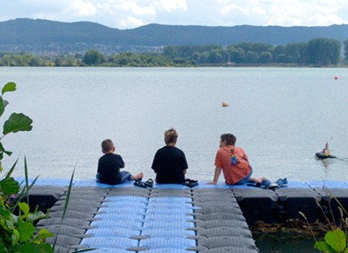 Jungs lassen ein Schiff schwimmen