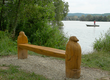 Bank mit Pinguinen am See