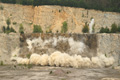 Gesprengte Kalksteinwand