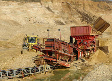 Aufgabebunker mit Vorsiebmaschine und Abscheider für anfallendes Überkorn im Werk Felsberg/Lohre